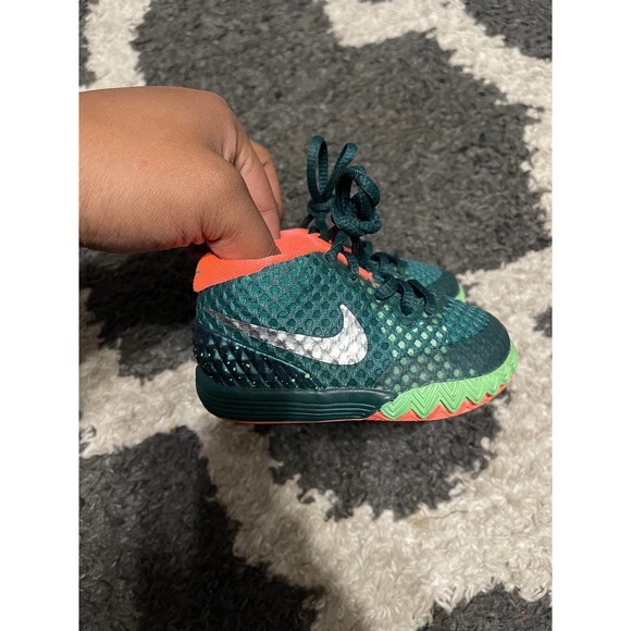 Nike Kyrie Flytrap Shoes - Picture 2 of 6